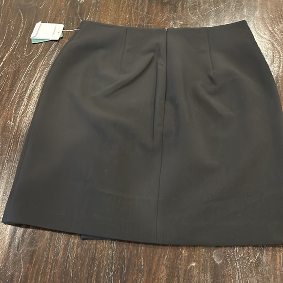 Elegant Contemporaine Black Button-Detail Mini Skirt by Simon’s. - Picture 2 of 6